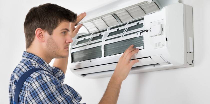 Installateur de climatisation réversible en plein dépannage